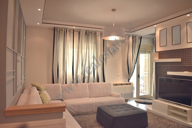 Apartament 3+1 modern me qera ne rrugen Peti ne Tirane.
Eshte i pozicionuar ne katin e pare te nje 